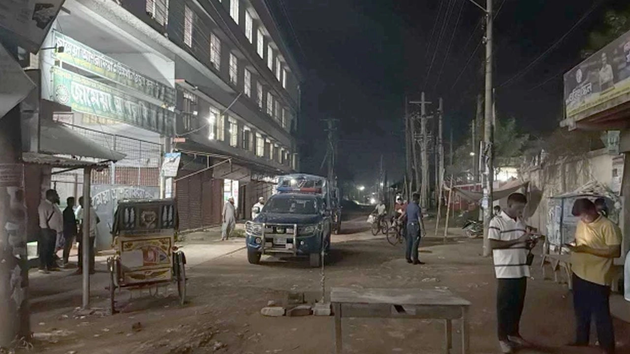 পাবনায় ছেলের সামনে বাবাকে গুলি করে হত্যা
