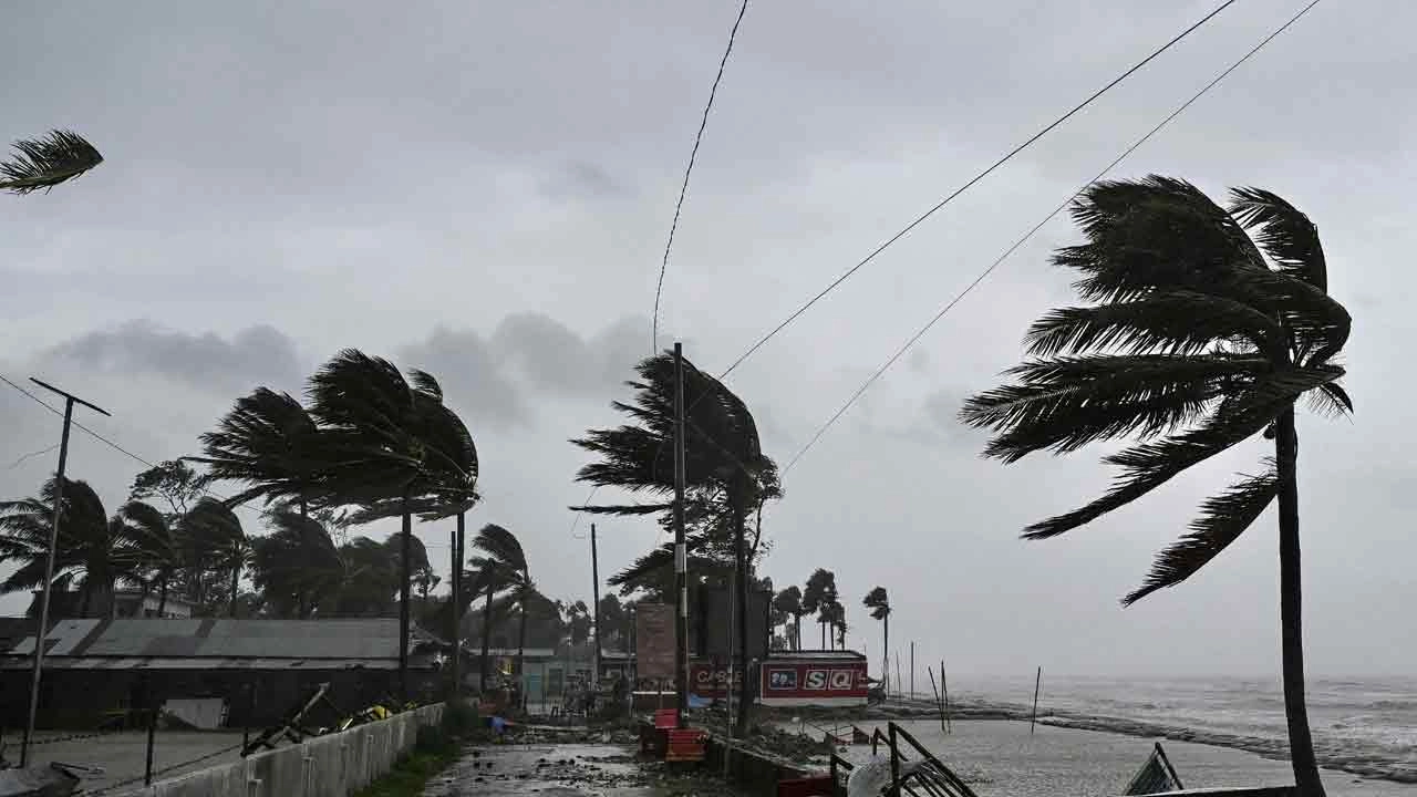 দুপুরের মধ্যে দেশের ১২ জেলায় ঝড়সহ বজ্রবৃষ্টির শঙ্কা