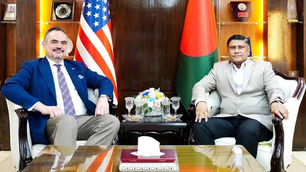 প্রধানমন্ত্রীর প্রতিরক্ষা উপদেষ্টার সঙ্গে সাক্ষাৎ করেছেন মার্কিন রাষ্ট্রদূত ব্রেন্ট টি. ক্রিস্টেনসেন।