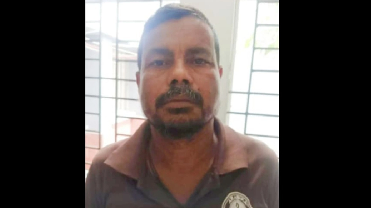 নড়াইলে স্কুলছাত্রীকে শ্লীলতাহানির অভিযোগে ভ্যানচালক গ্রেপ্তার