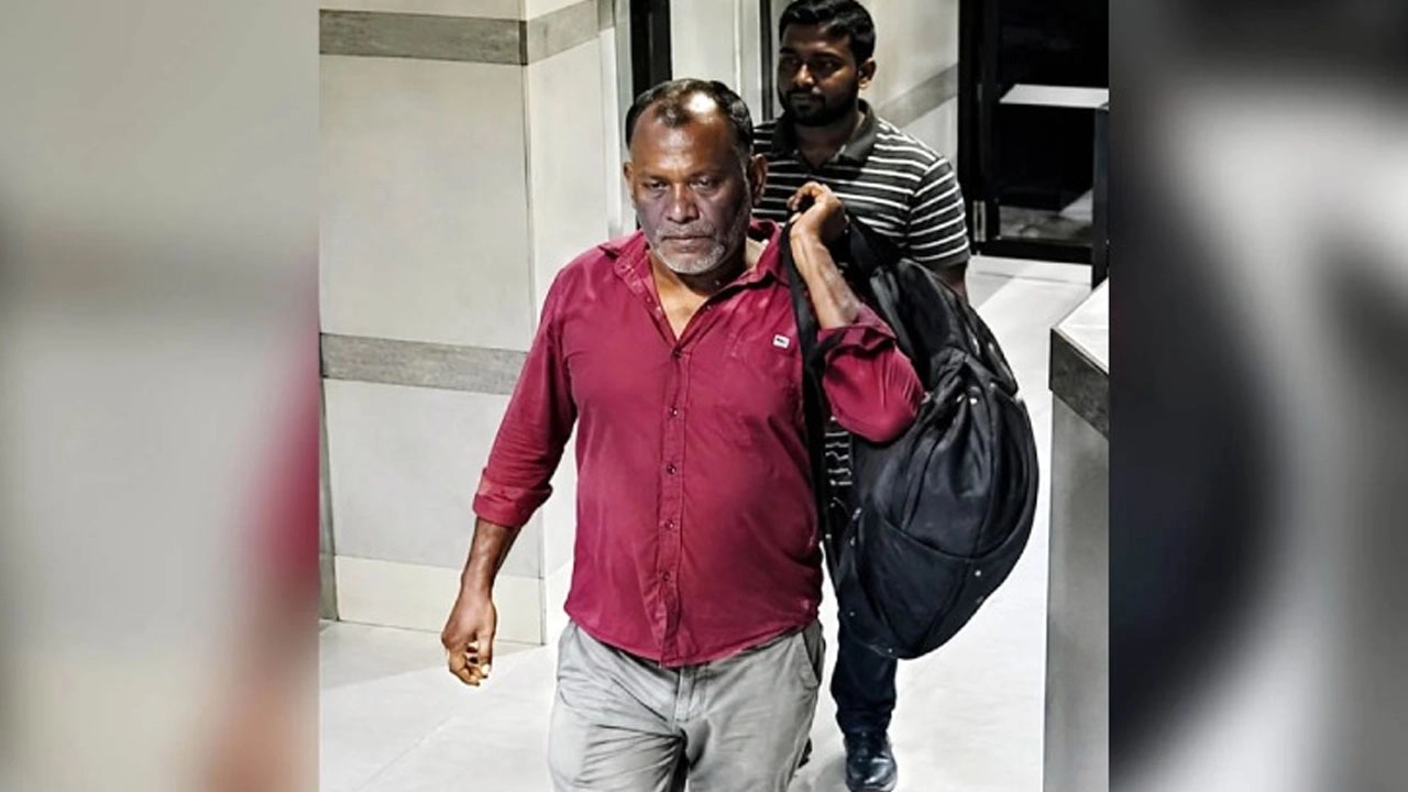 সিসিটিভি ফুটেজে সন্দেহভাজন ব্যক্তিকে কালো ব্যাগ নিয়ে বের হতে দেখা গেছে।