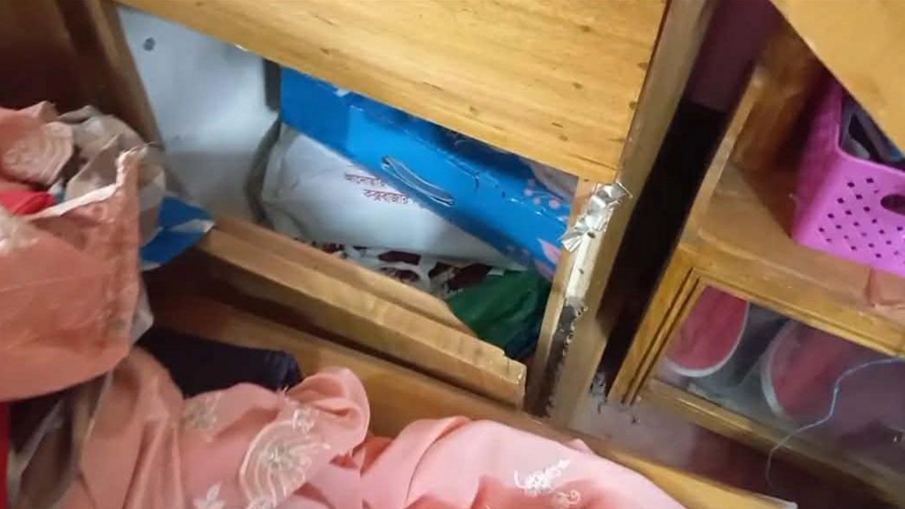 কারারক্ষীর বাড়িতে ডাকাতি