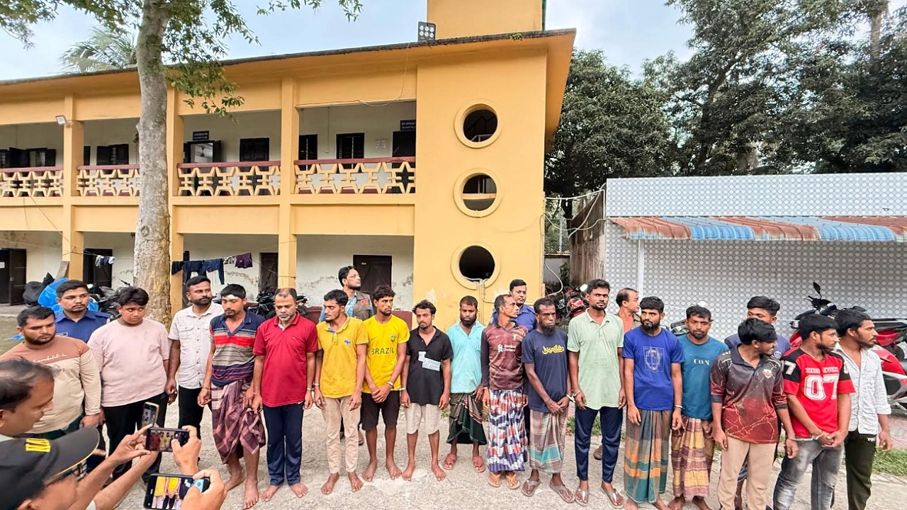 কুমিল্লায় হাইওয়ে পুলিশের গাড়ি ভাঙচুরের অভিযানে ১৯ জন আটক
