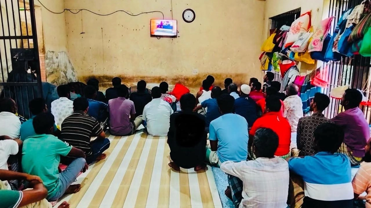 কারাবন্দীদের মাঝে বিশ্বকাপের আনন্দ ভাগাভাগির ব্যবস্থা করলেন ডিসি