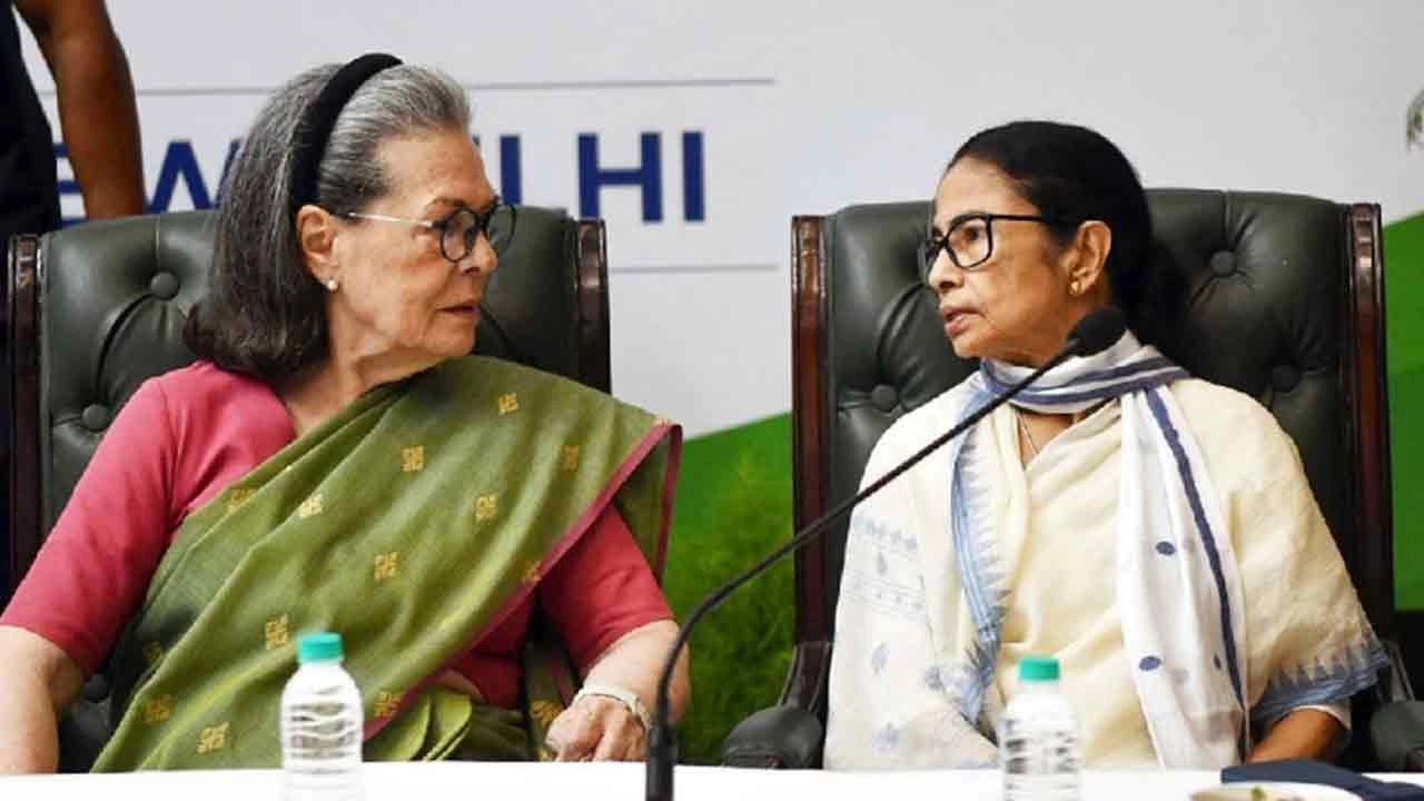 কংগ্রেস নেত্রী সোনিয়া গান্ধী ও তৃণমূল কংগ্রেস নেত্রী মমতা ব্যানার্জি