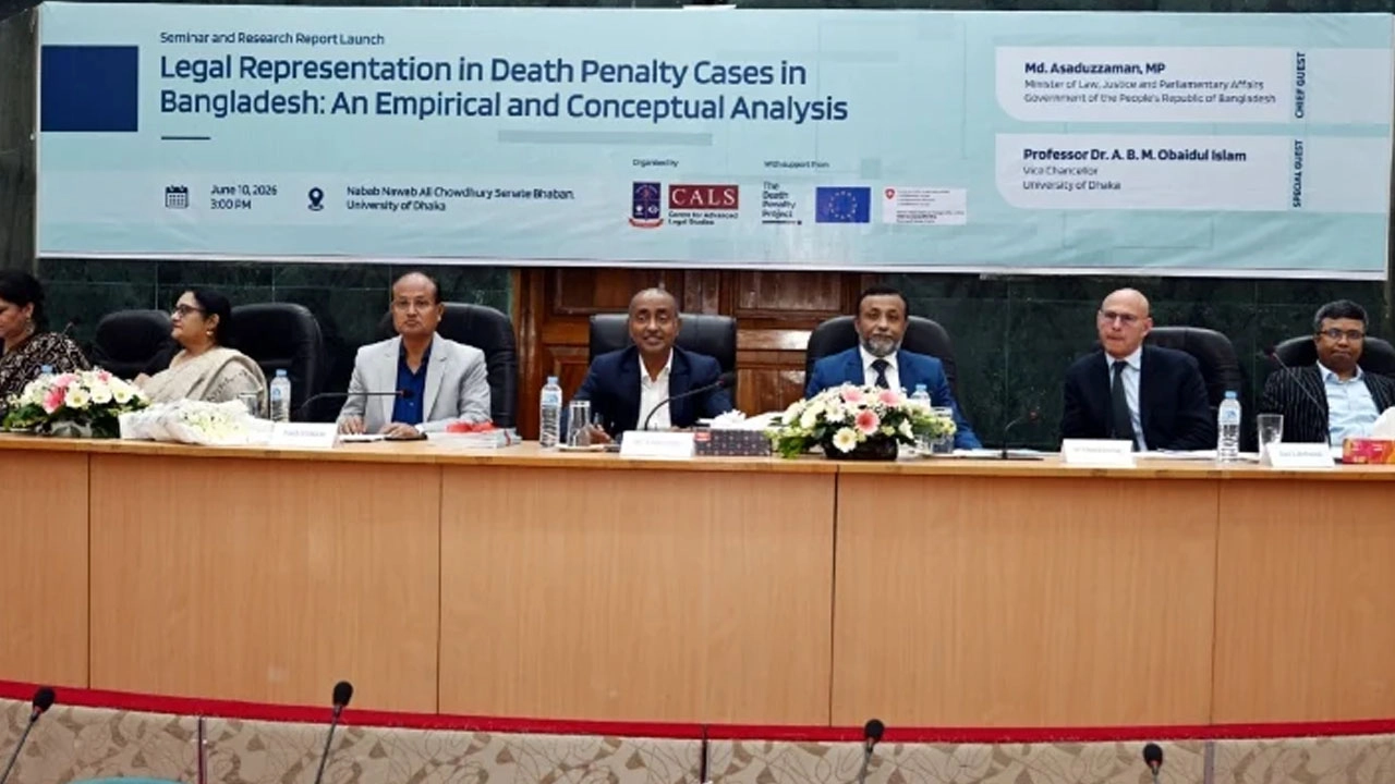 সেমিনারে কথা বলছেন আইনমন্ত্রী মো. আসাদুজ্জামান।