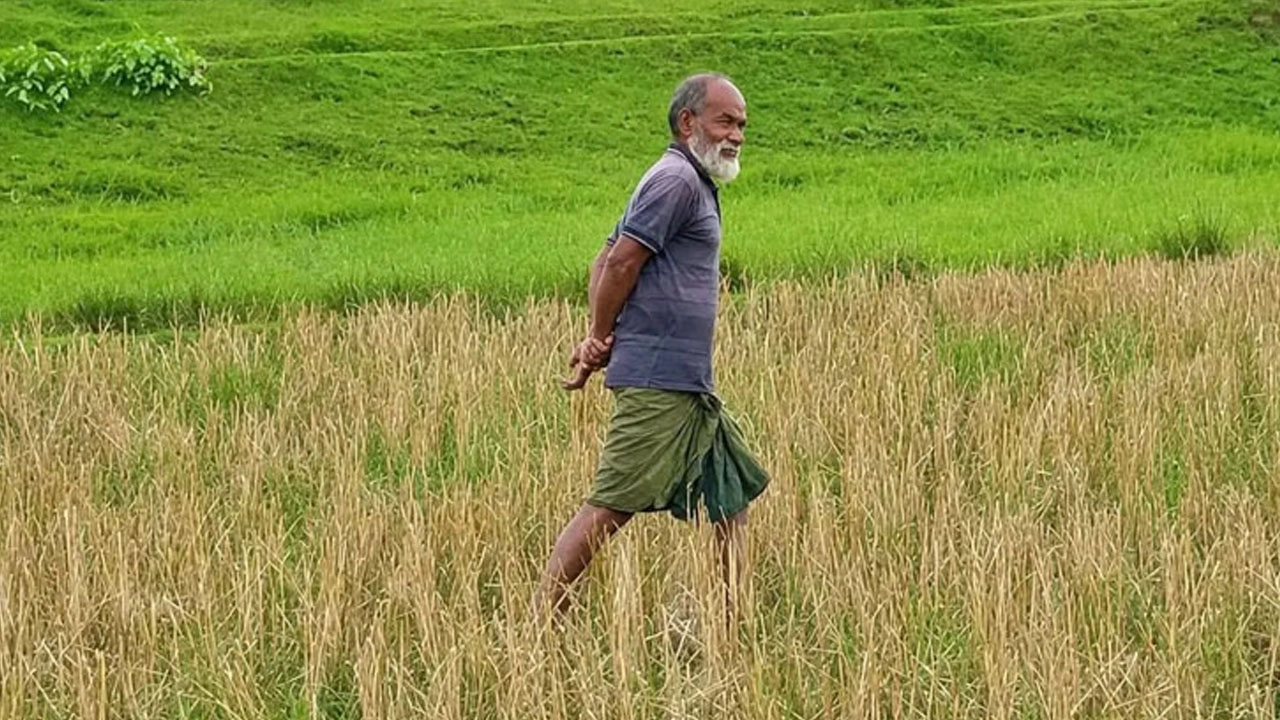 বিএসএফের কথিত পুশইনের ঘটনায় আলোচিত বৃদ্ধ ষষ্টি চন্দ্র বর্মন।
