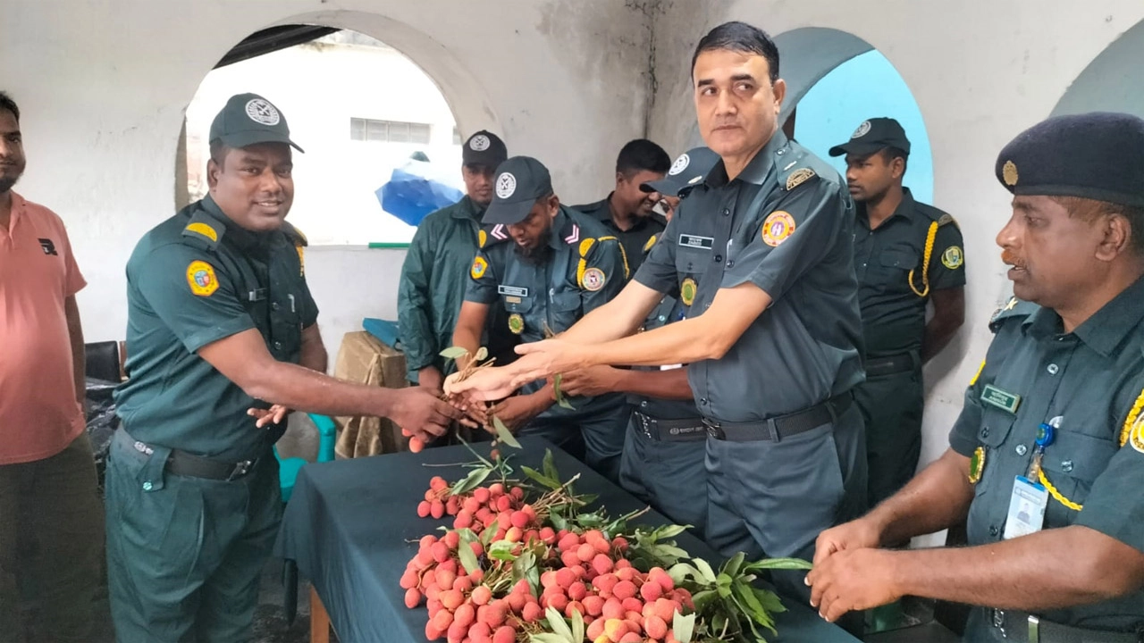 নীলফামারী জেলা কারাগারে আম, লিচু ও কাঁঠাল বিতরণ