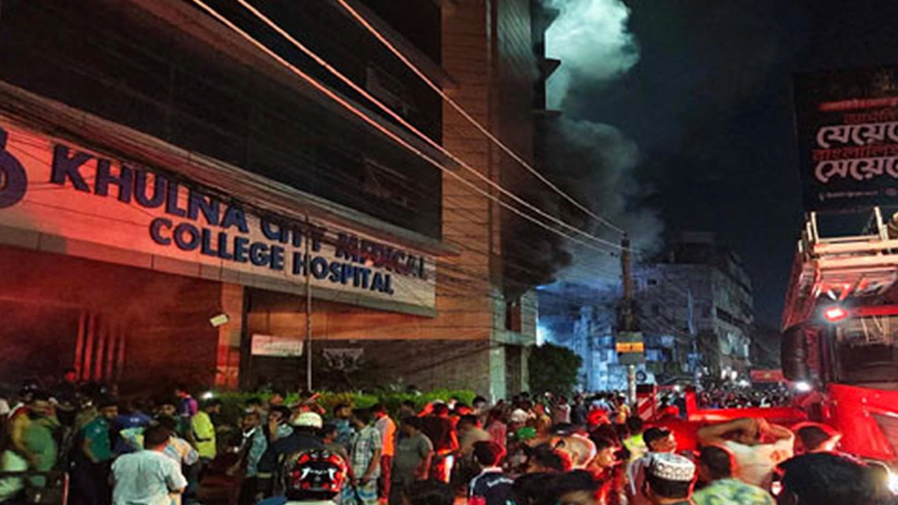 খুলনায় হাসপাতালে ভয়াবহ আগুন