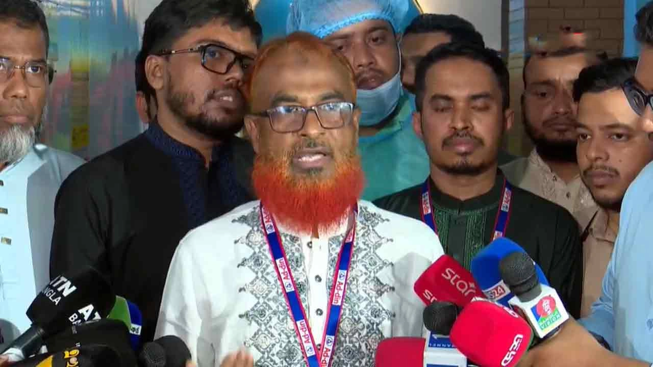 বক্তব্য রাখছেন আদ্-দ্বীন হাসপাতালের কর্তৃপক্ষ