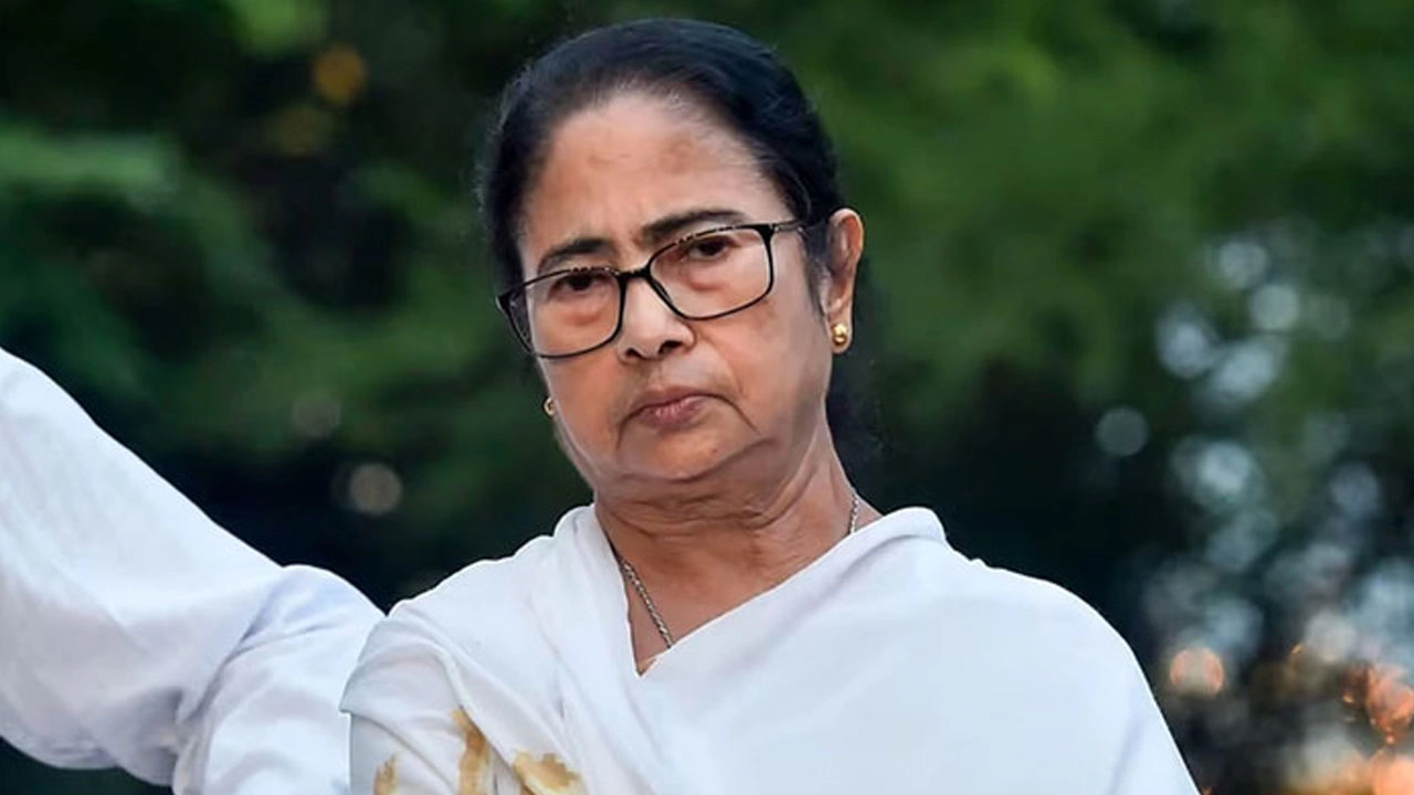 পশ্চিমবঙ্গের সাবেক মুখ্যমন্ত্রী মমতার বিরুদ্ধে মামলা