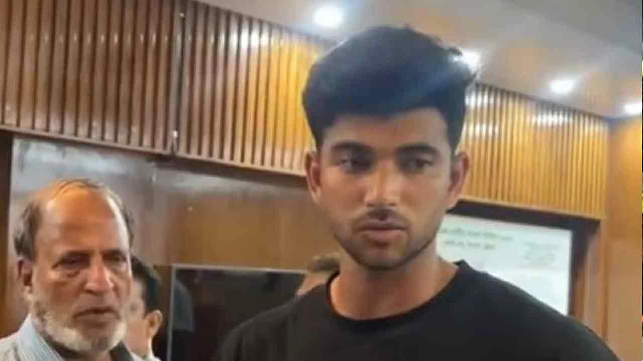 খুলশী থানায় নাঈম হাসানের সঙ্গে তার বাবা মাহবুব আলম