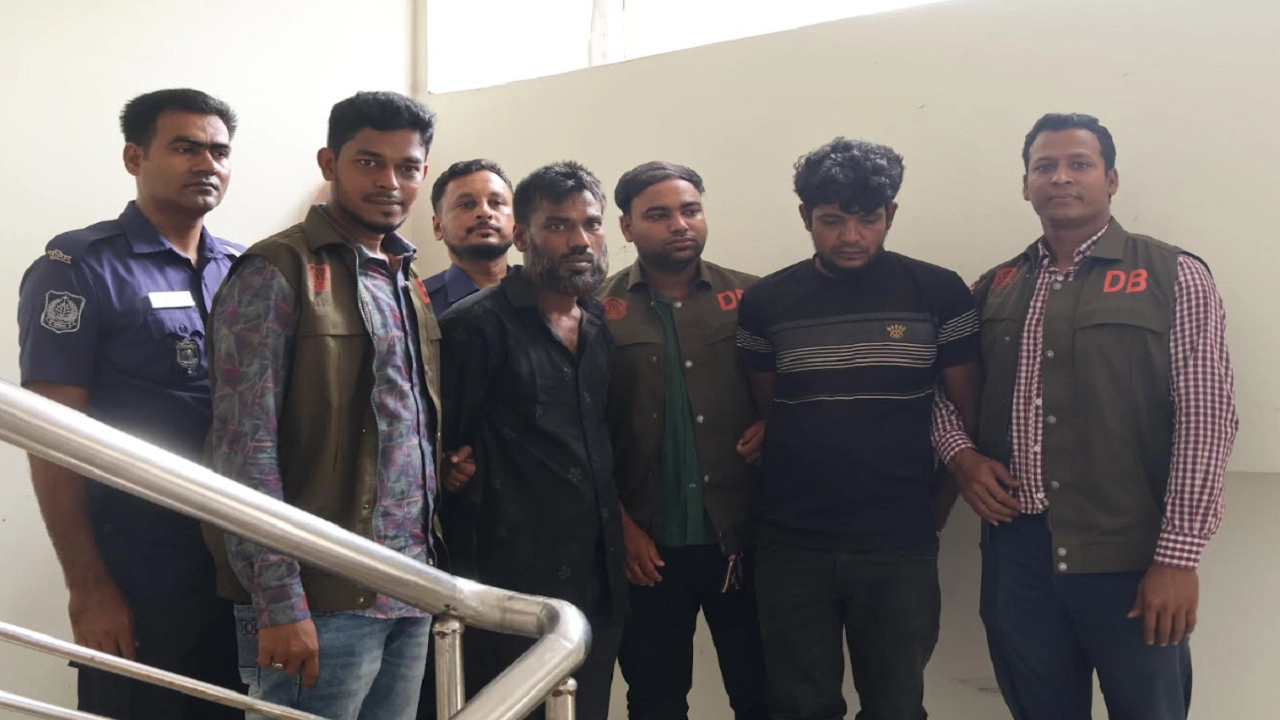 চট্টগ্রামে শীর্ষ সন্ত্রাসী ছেনী বাবলুসহ ২ জন গ্রেপ্তার