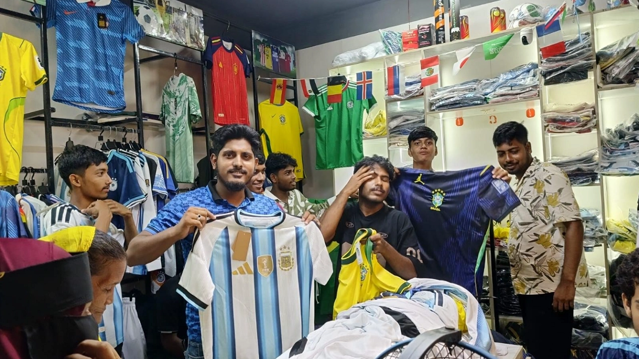 বিশ্বকাপ ফুটবলকে ঘিরে মতলব উত্তরের স্পোর্টস দোকানগুলোতে জার্সি ও পতাকা কিনতে ফুটবলপ্রেমীদের ভিড়।
