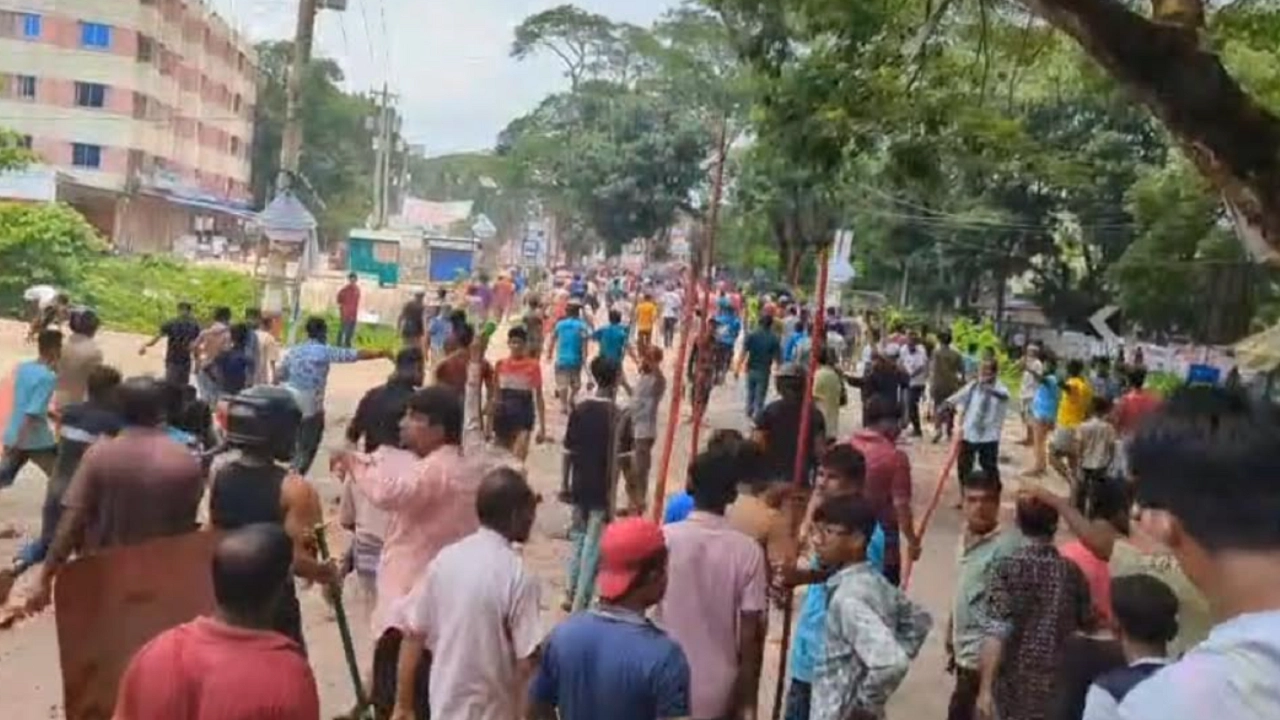 কসবায় হজ যাত্রীর হারানো লাগেজকে কেন্দ্র করে দুই গ্রামবাসী মধ্যে সংঘর্ষ।