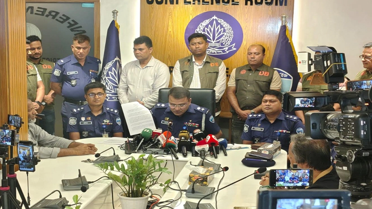 কুমিল্লা পুলিশ সুপারের কার্যালয়ে আয়োজিত সংবাদ সম্মেলনে জেলা পুলিশ সুপার মো. আনিসুজ্জামান