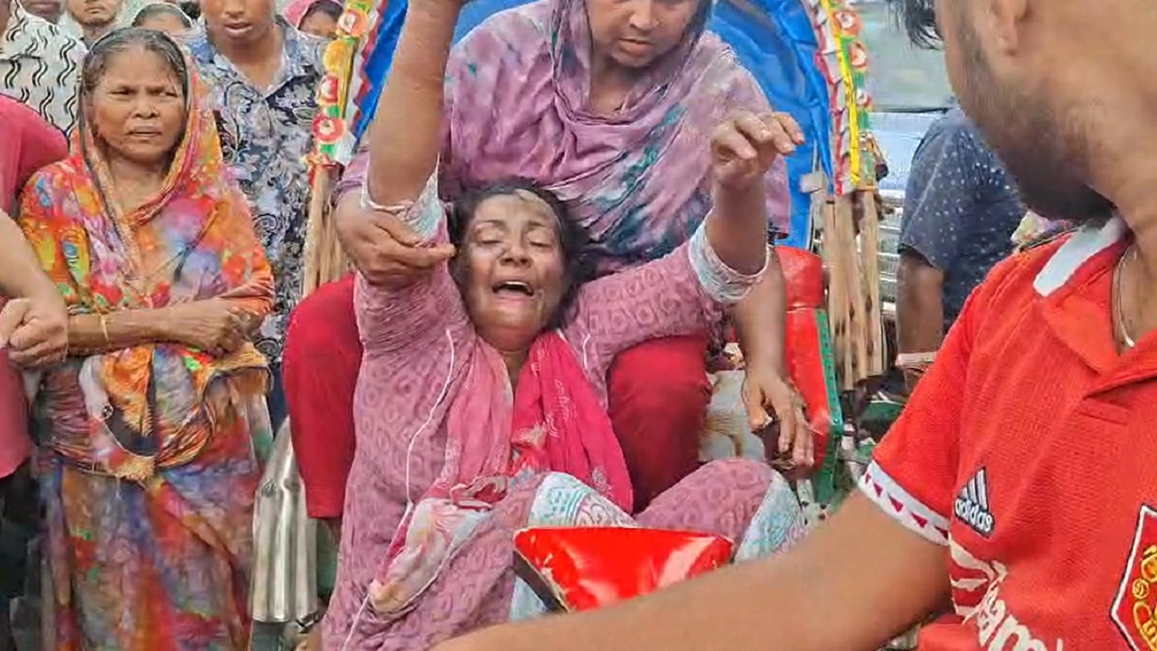 হানিট্রাপে অভিযোগে নারীকে গণধোলাই, পুলিশে দিলো স্থানীয়রা