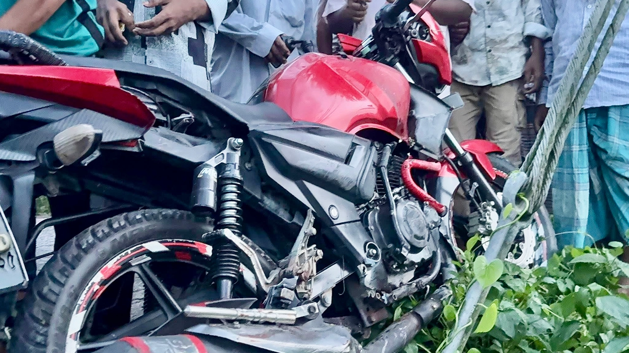 দুর্ঘটনার শিকার মোটরসাইকেল
