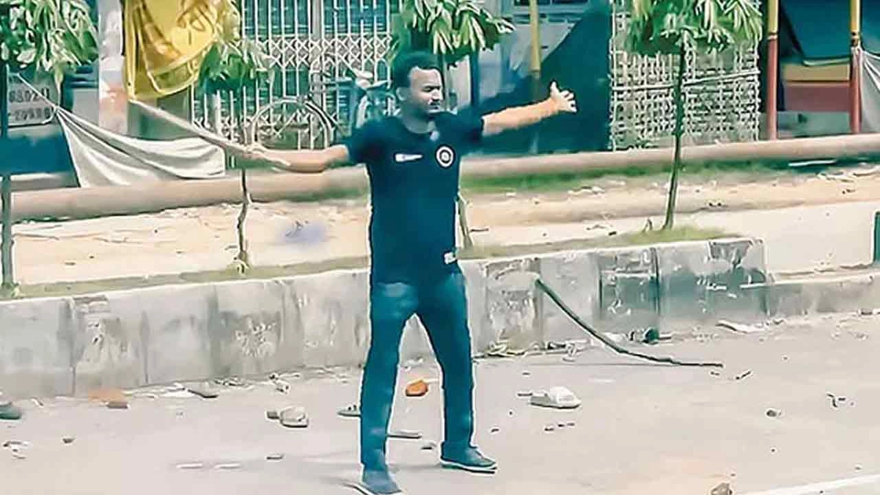 জুলাই অভ্যুত্থানে পুলিশের বুলেটের সামনে এভাবেই বুক চিতিয়ে দেন বেরোবি শিক্ষার্থী আবু সাঈদ