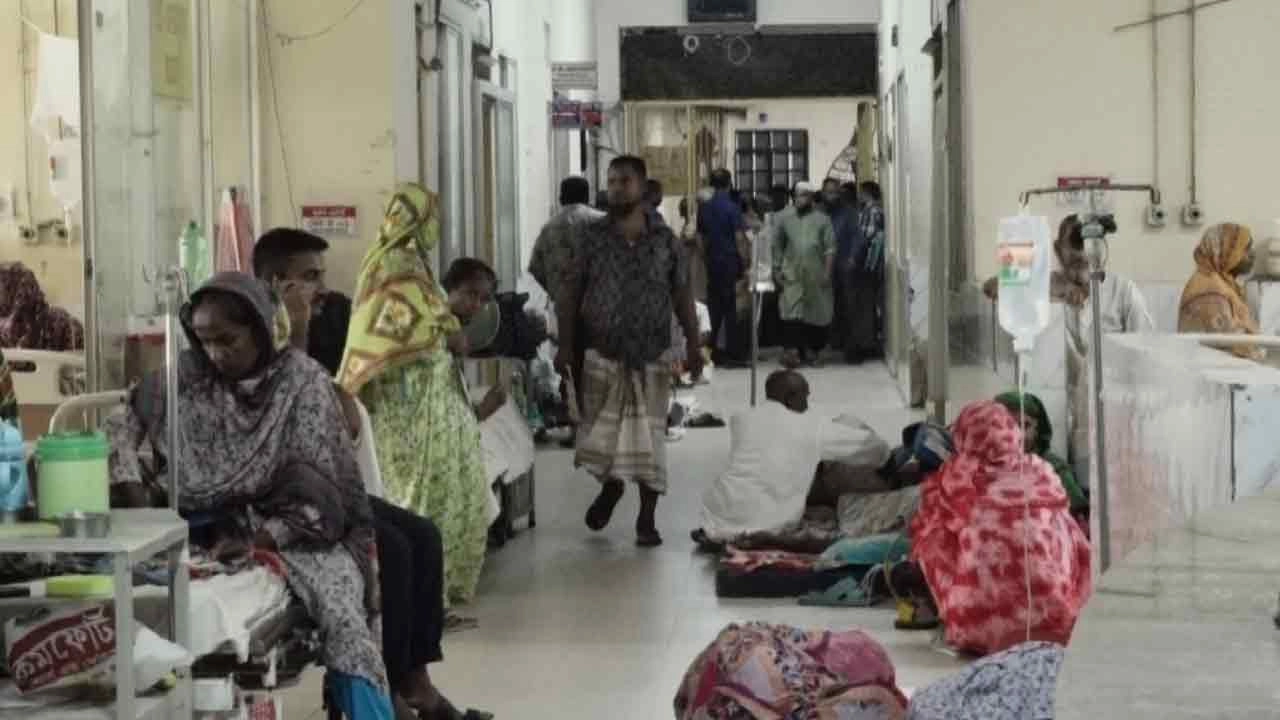 রংপুর মেডিকেল কলেজ হাসপাতালে কর্মবিরতি শুরু করেছেন ইন্টার্ন চিকিৎসকরা