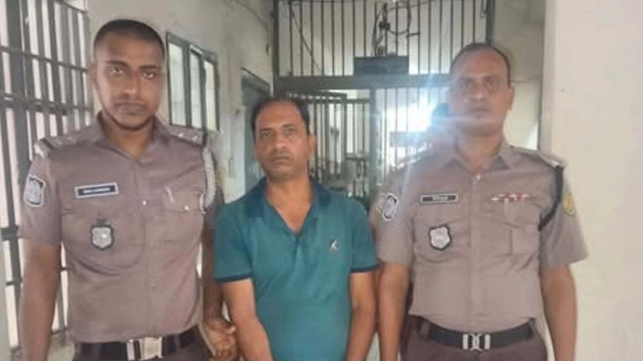 গ্রেপ্তার মাদক ব্যবসায়ী মো. মোস্তফা ওরফে মনু।