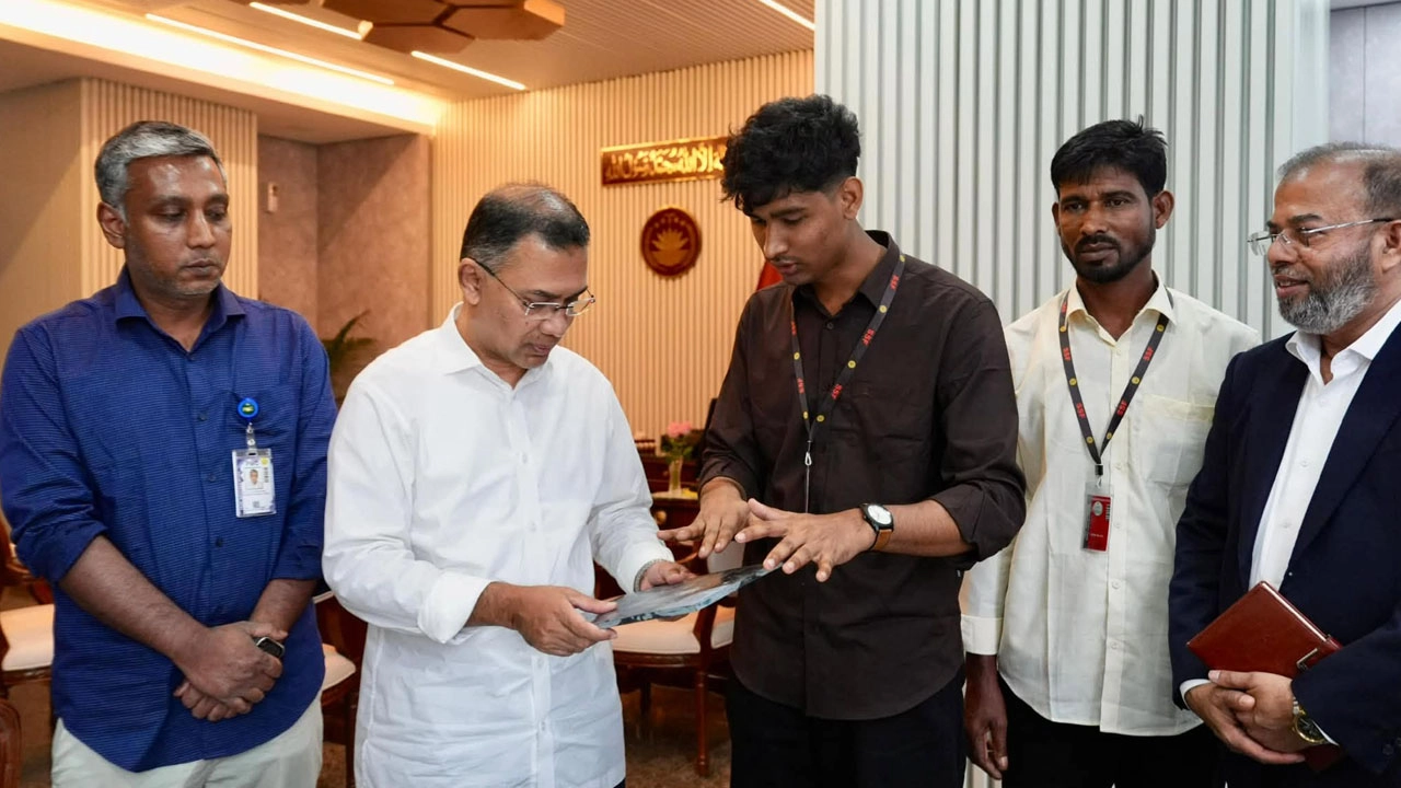 শিক্ষার্থী ও তরুণ উদ্ভাবক সাজ্জাদুল ইসলামের উদ্ভাবিত পরিবেশবান্ধব বিভিন্ন পণ্য দেখছেন প্রধানমন্ত্রী তারেক রহমান।