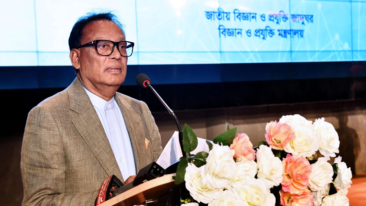 বক্তব্য দিচ্ছেন বিজ্ঞান ও প্রযুক্তি মন্ত্রণালয়ের মন্ত্রী ফকির মাহবুব আনাম।