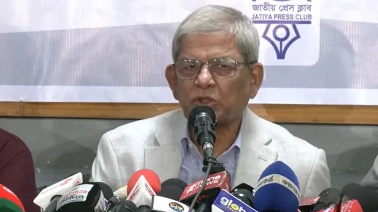 কথা বলছেন মির্জা ফখরুল ইসলাম আলমগীর।