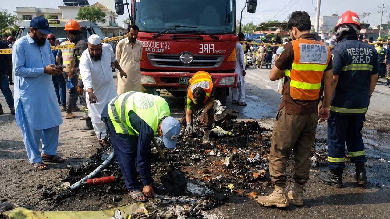 পাকিস্তনে যুদ্ধবিমান বিধ্বস্ত হয়ে ২ পাইলট নিহত