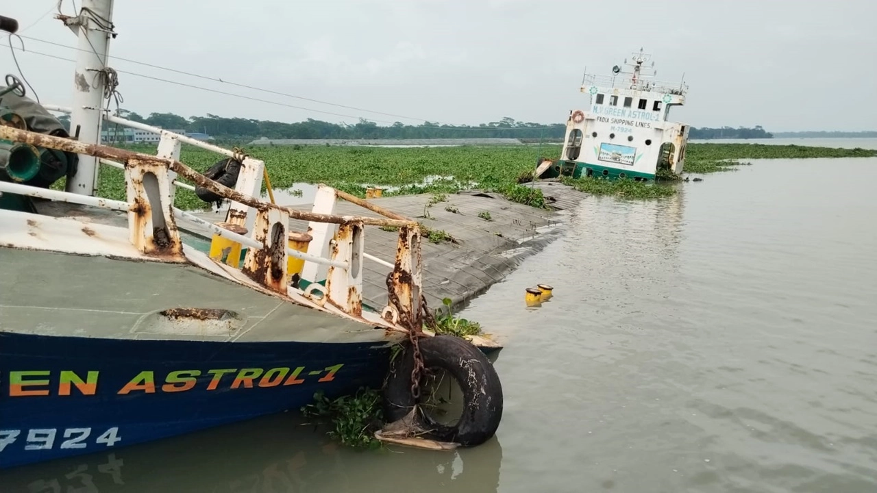 পিরোজপুরে ডুবন্ত জাহাজ