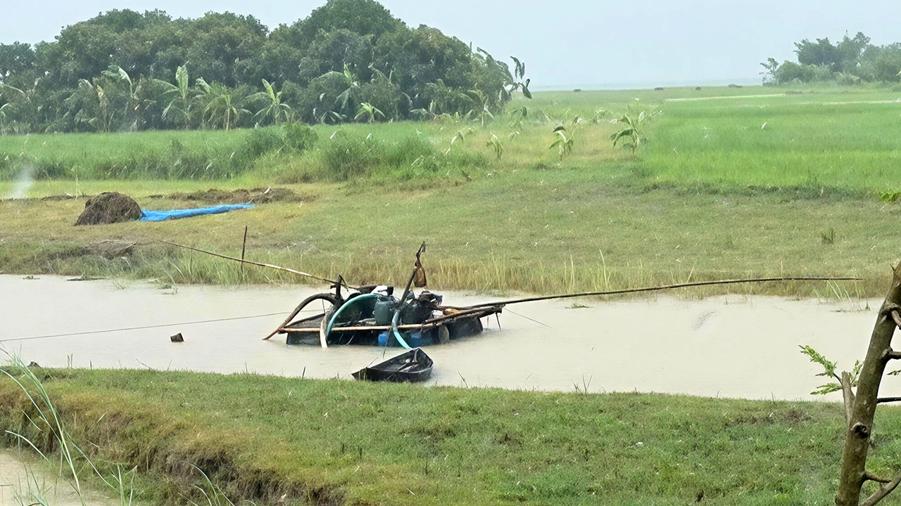 ড্রেজার দিয়ে বালু উত্তোলন