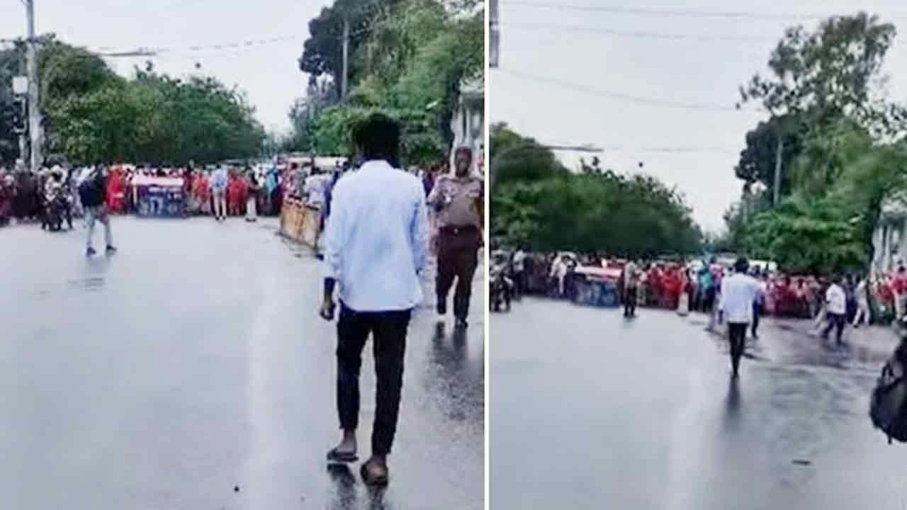 অবরোধের ফলে বিপাকে পড়েছেন অফিসগামী যাত্রী ও সাধারণ মানুষ