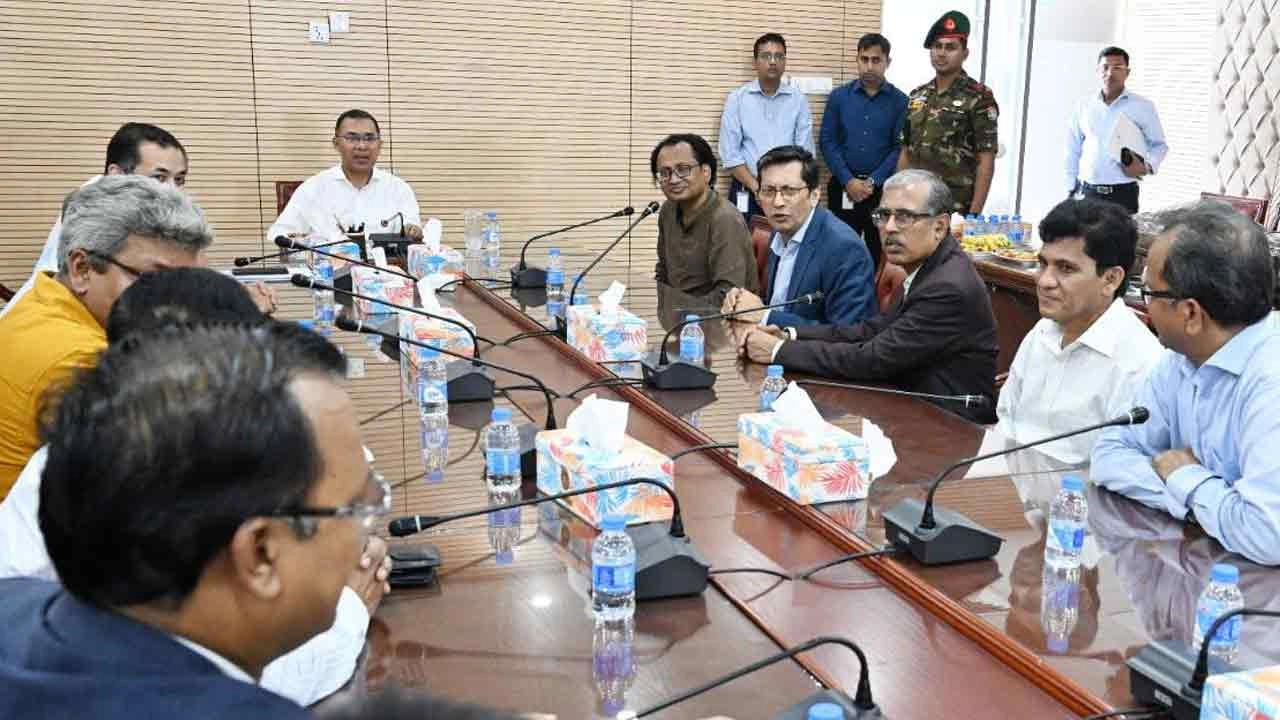প্রধানমন্ত্রী তারেক রহমান সঙ্গে টেলিভিশন চ্যানেলগুলোর প্রধান নির্বাহী কর্মকর্তা (সিইও) ও বার্তা সম্পাদকদের বৈঠক