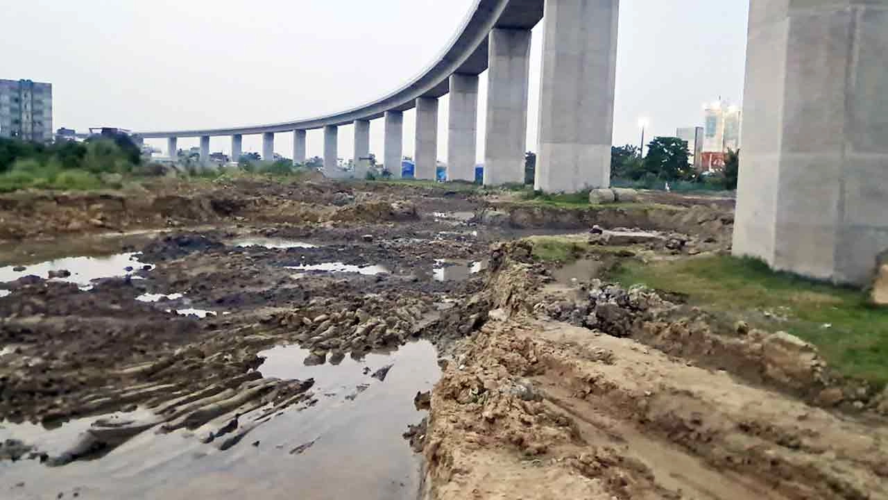 ফতুল্লার আলীগঞ্জে পদ্মা রেল সেতুর পিলারের নিচ থেকে মাটি কেটে নেওয়া হচ্ছে