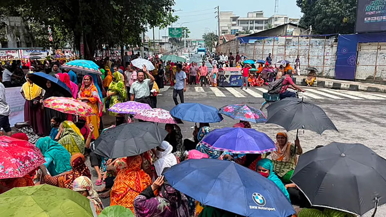 রাজধানীর তেজগাঁওয়ে শ্রমিকদের সড়ক অবরোধ ।। ছবি: সংগৃহীত