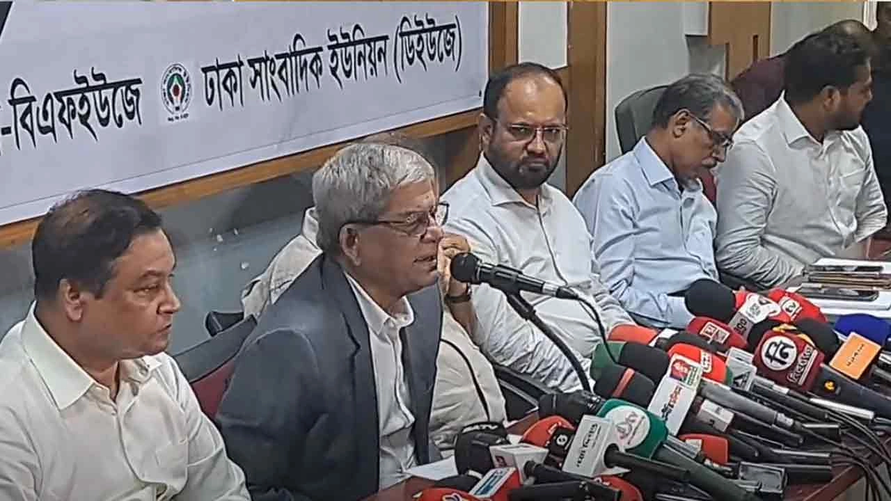 আলোচনা সভায় প্রধান অতিথির বক্তব্য রাখেন বিএনপির মহাসচিব ও এলজিআরডি মন্ত্রী মির্জা ফখরুল ইসলাম আলমগীর