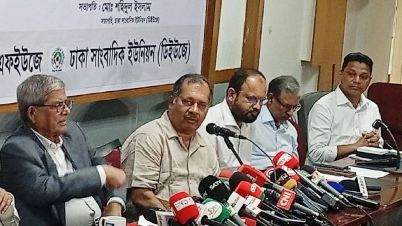 আলোচনা সভায় বক্তব্য রাখেন তথ্য ও সম্প্রচারমন্ত্রী জহির উদ্দিন স্বপন