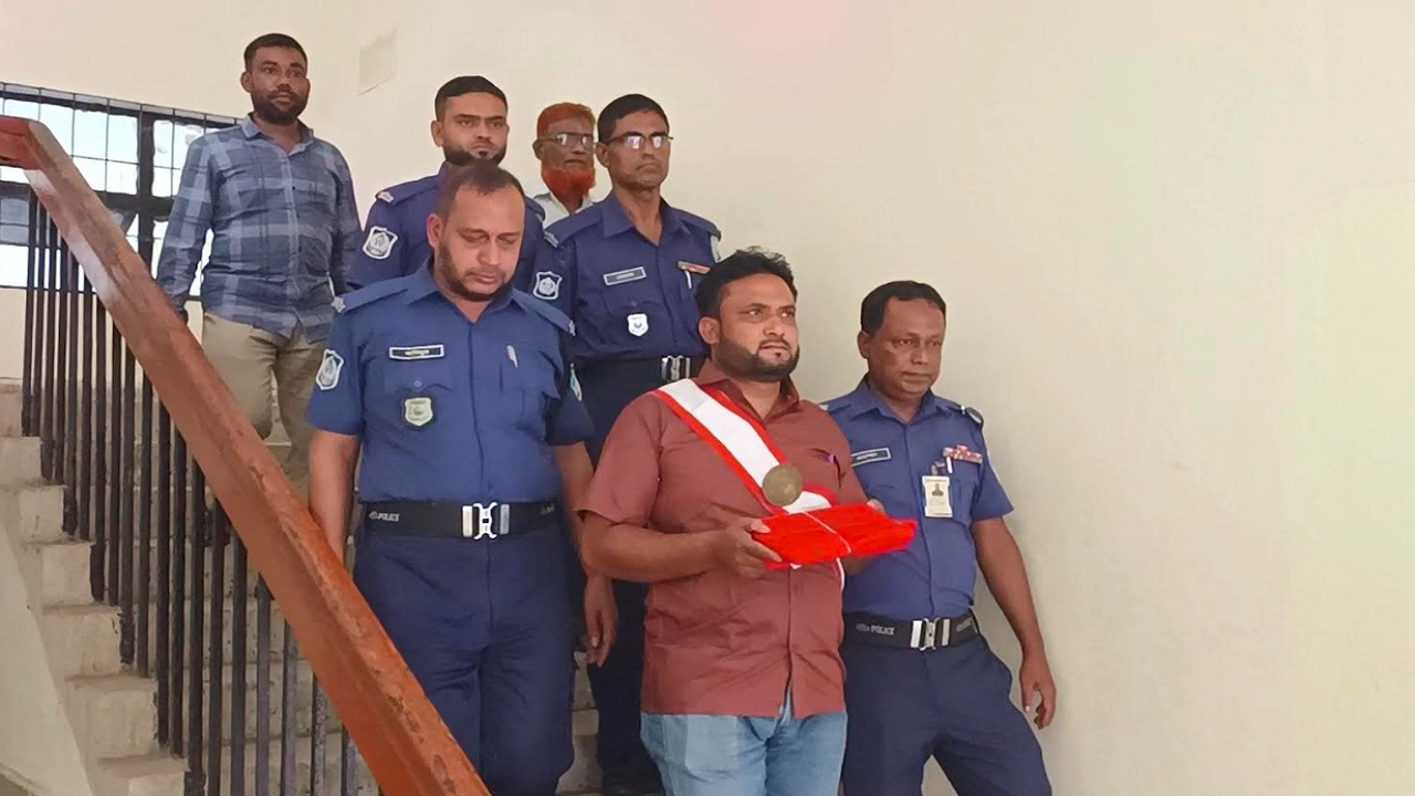 ফাঁসি রায়ের নথি লাল কাপড়ে মুড়িয়ে পুলিশি পাহারায় গেল আদালতে