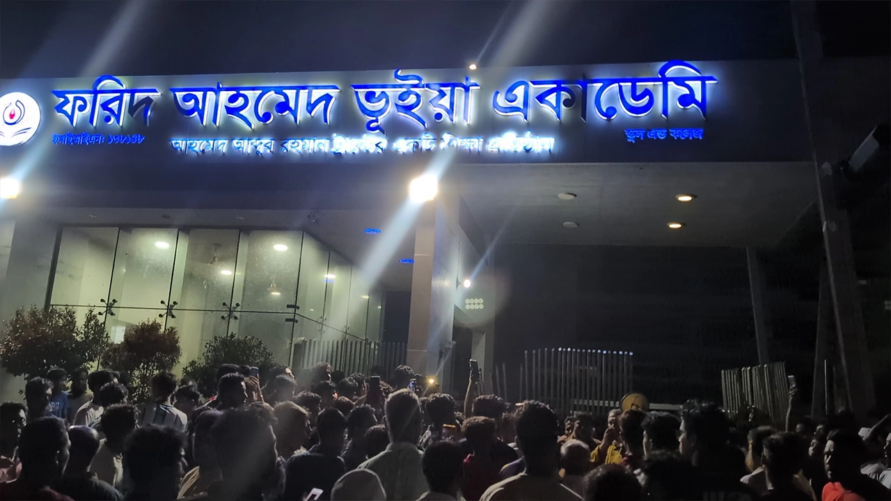 লক্ষ্মীপুরে ছাত্রাবাসে শিক্ষার্থীর রহস্যজনক মৃত্যু ঘটনায় ক্ষুব্ধ জনতার বিক্ষোভ