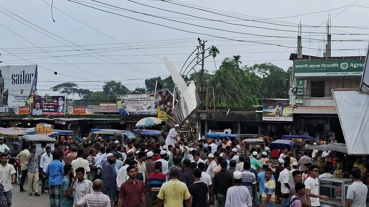 ভোলায় নদীভাঙন রোধে পাউবো কার্যালয় ঘেরাও