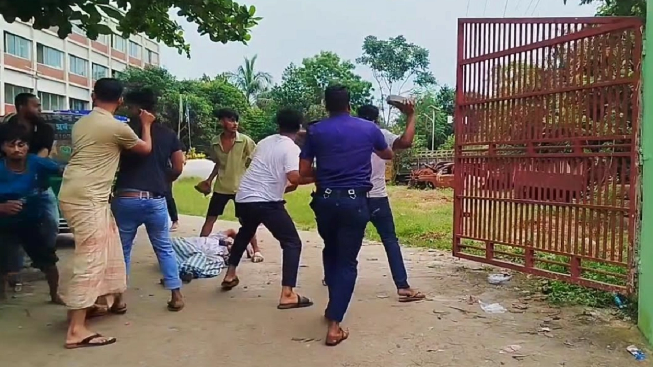 অভিযোগ দিতে এসে থানার গেটেই হামলার শিকার