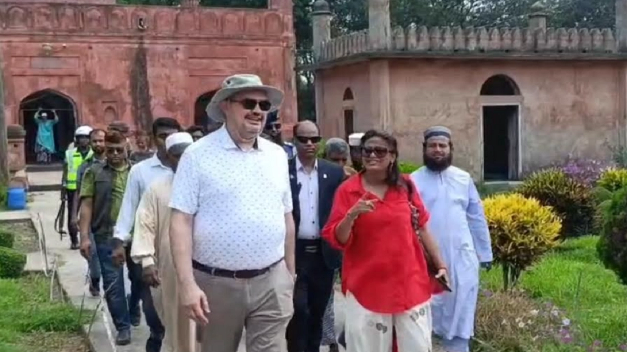 মার্কিন রাষ্ট্রদূত ব্রেন্ট টি. ক্রিস্টেনসেনের চাঁপাইনবাবগঞ্জের সোনামসজিদ স্থলবন্দর ও প্রাচীন গৌড়ের ঐতিহাসিক স্থাপনা পরিদর্শন