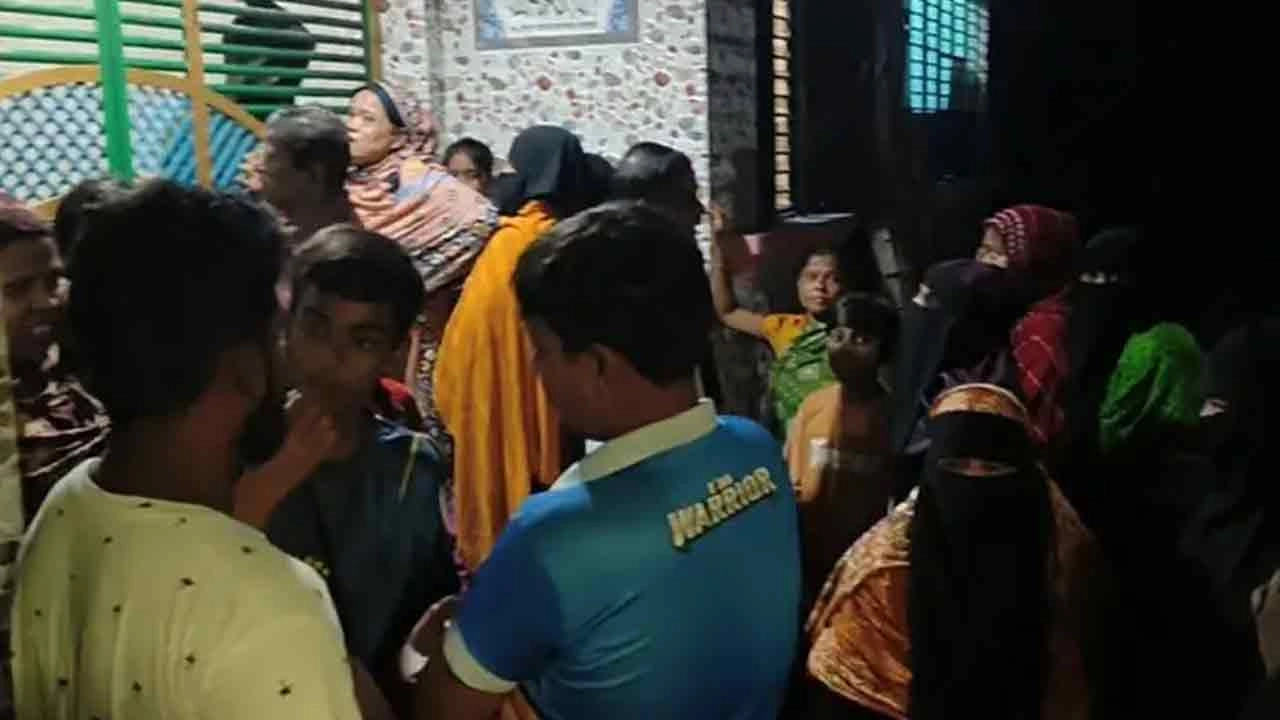 মরদেহের বাসার সামনে স্থানীয়দের ভিড়