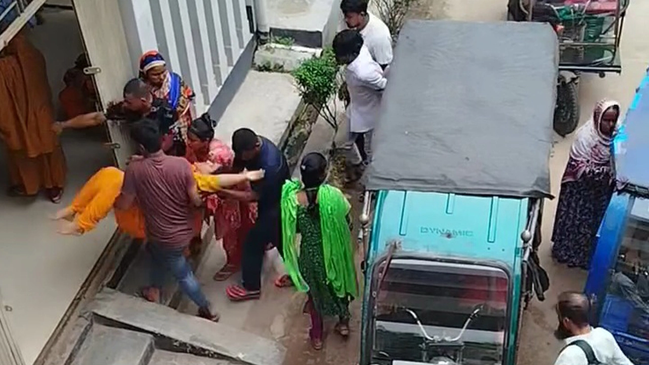 গাজীপুরে পোশাক কারখানায় পানি পান করে তিন শতাধিক শ্রমিক অসুস্থ 