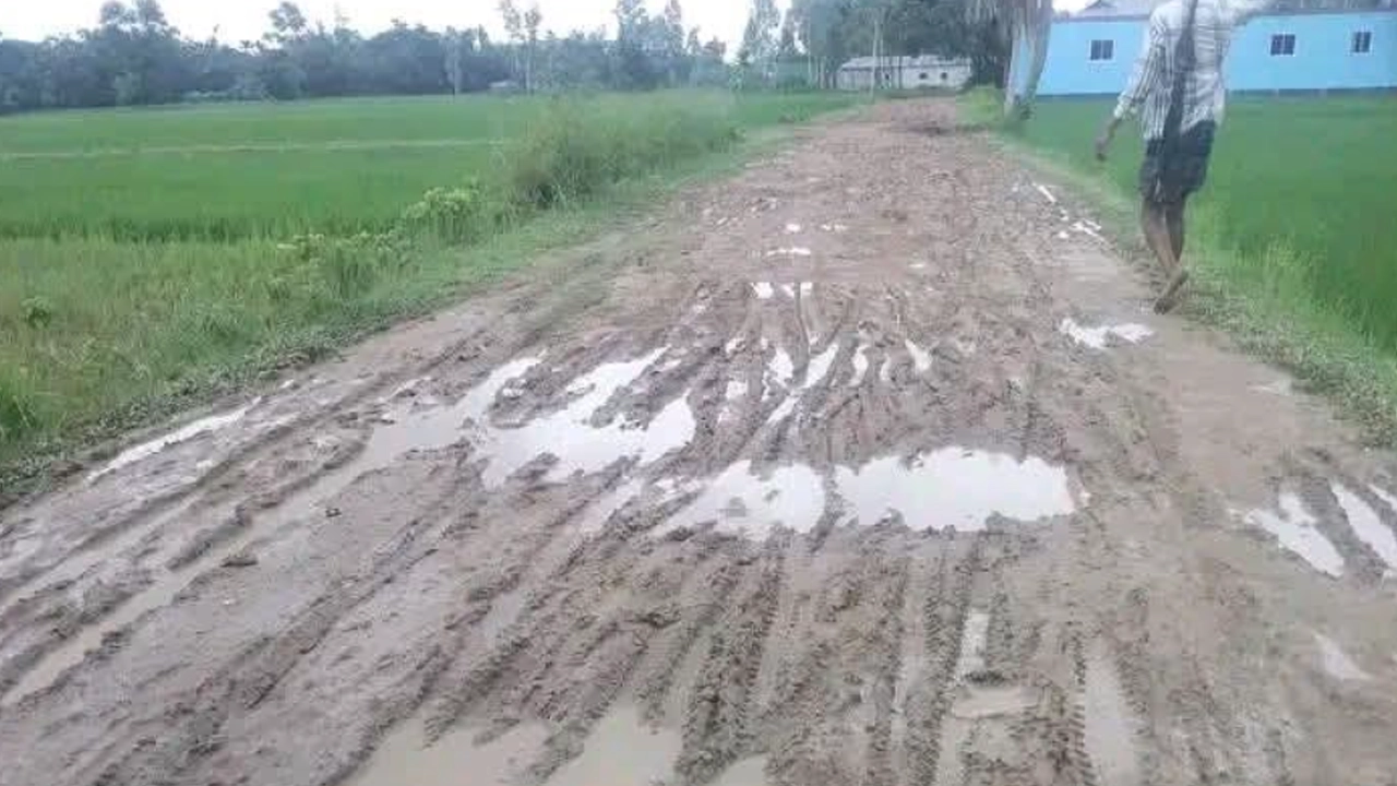 হবিগঞ্জে সড়কের বেহাল দশা, চরম দুর্ভোগে হাজারো মানুষ