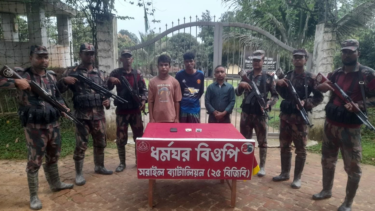১০ হাজার টাকায় সীমান্ত পারের চেষ্টা, বিজিবির হাতে আটক তিনজন