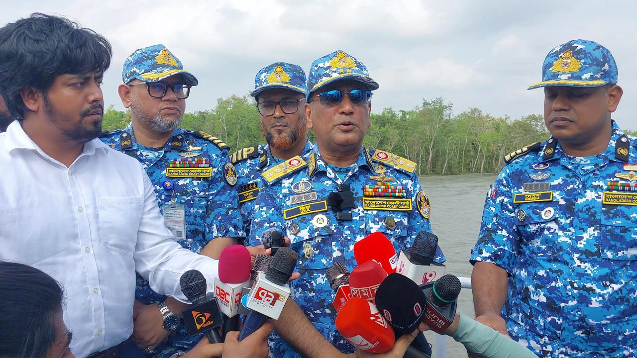 কথা বলছেন বাংলাদেশ কোস্ট গার্ডের মহাপরিচালক রিয়ার অ্যাডমিরাল মো. জিয়াউল হক।