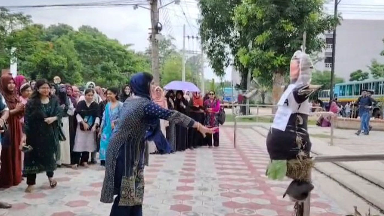 অধ্যাপকের স্থায়ী বহিষ্কারের দাবিতে খুবিতে বিক্ষোভ