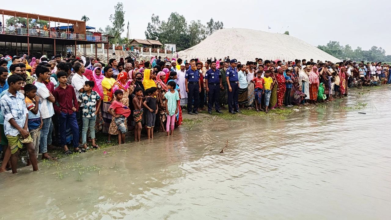 যমুনা নদীতে নিখোঁজ দুই শিশুকে উদ্ধার কাজ করছে ফায়ার সার্ভিস। নিখোঁজের সংবাদে নদীর পাড়ে উৎসুক জনতার ভীর।
