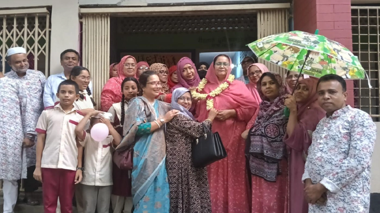 সুসজ্জিত গাড়িতে বাড়ি ফিরলেন শিক্ষিকা